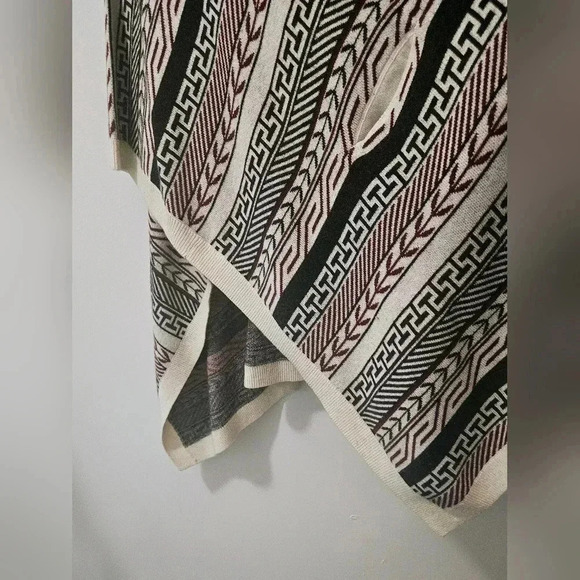 Aritzia Golden by TNA Roohan Poncho Sweater Alpaca Blend Ruana One Size  Pocket - Picture 8 of 12